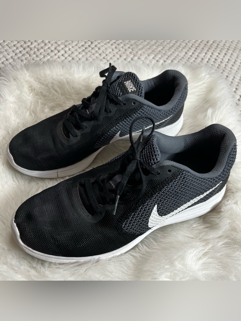 (READ) Nike Sneakers Shoes Tennis Shoes Running Shoes Men’s 10 (Women’s 11.5)